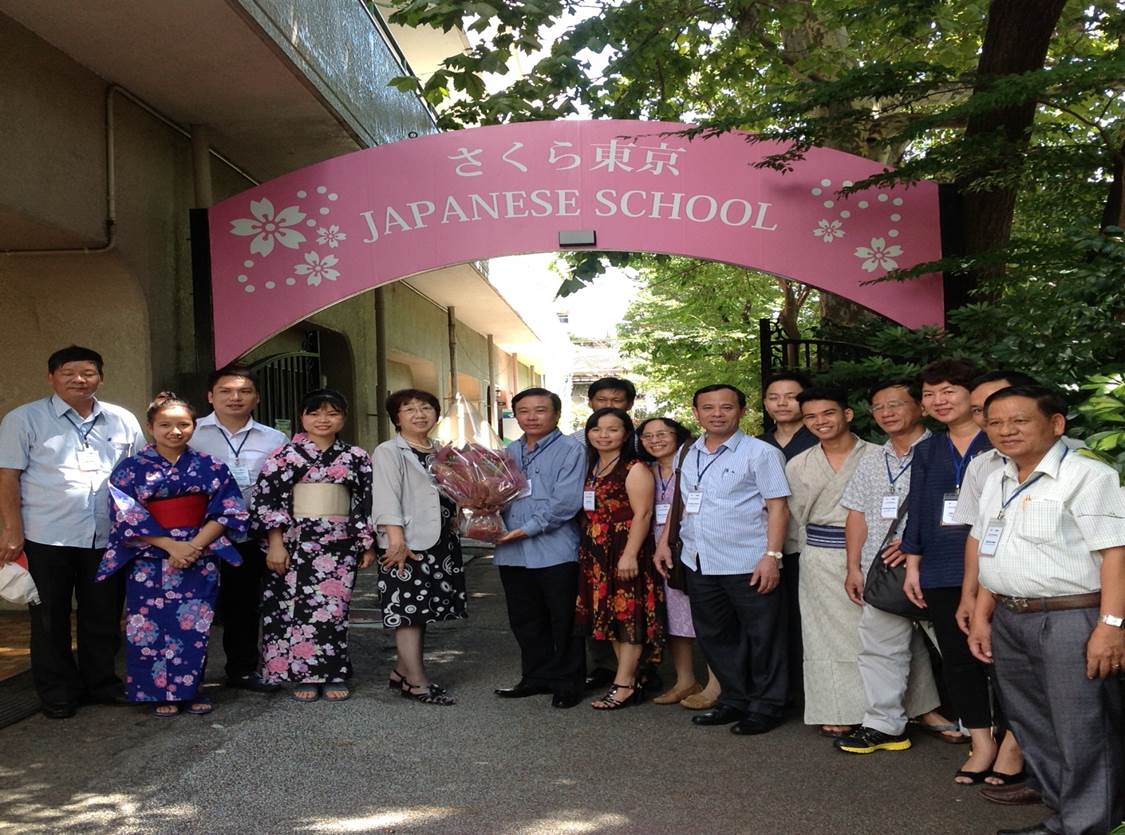 Giám đốc Trung tâm đến thăm học sinh Trung tâm đang học ngành Điều dưỡng viên tại Nhật
