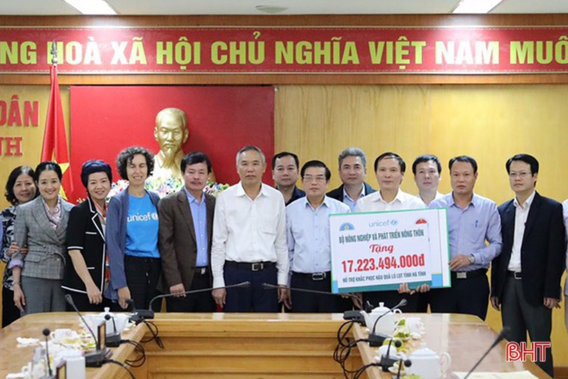 Thứ trưởng Bộ NN&PTNT Phùng Đức Tiến cùng đại diện các tổ chức quốc tế, các doanh nghiệp trao cho tỉnh Hà Tĩnh gói hỗ trợ hơn 17,223 tỷ đồng.