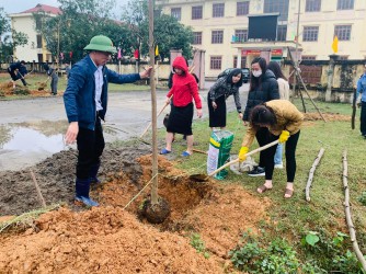 Trung tâm Dịch vụ việc làm Hà Tĩnh tổ chức gặp mặt đầu năm và Trồng cây đầu xuân