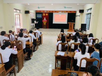 Chi bộ Trung tâm Dịch vụ việc làm Hà Tĩnh tổ chức kết nạp Đảng viên mới