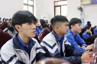 Tư vấn hướng nghiệp cho hơn 300 học sinh Vũ Quang
