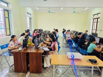 Trung tâm Dịch vụ việc làm Hà Tĩnh tổ chức tập huấn chuyên đề" Ứng dụng Chat GPT và AI trong công tác quản lý, tuyển sinh  và giảng dạy"