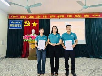 Chi bộ Trung tâm Dịch vụ việc làm Hà Tĩnh tổ chức lễ kết nạp đảng viên