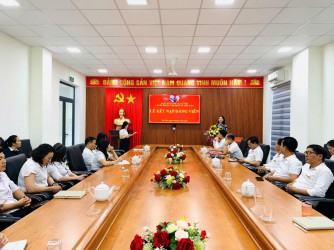 Chi bộ Trung tâm Dịch vụ việc làm Hà Tĩnh tổ chức lễ kết nạp đảng viên