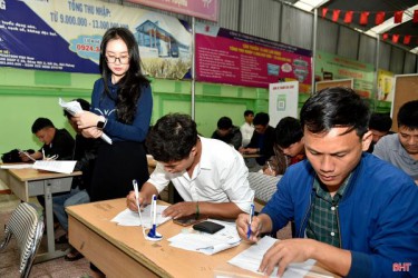 Gần 1.000 lao động tham gia tuyển dụng vào VinFast Hà Tĩnh