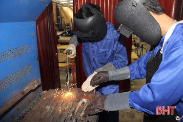 Giờ thực hành lớp học nghề hàn tại Trường Cao đẳng Kỹ thuật Việt - Đức Hà Tĩnh