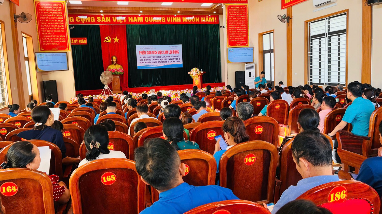 Toàn cảnh Phiên giao dịch việc làm