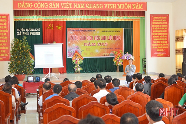 Hơn 20 doanh nghiệp tham gia tuyển dụng việc làm tại Hương Khê