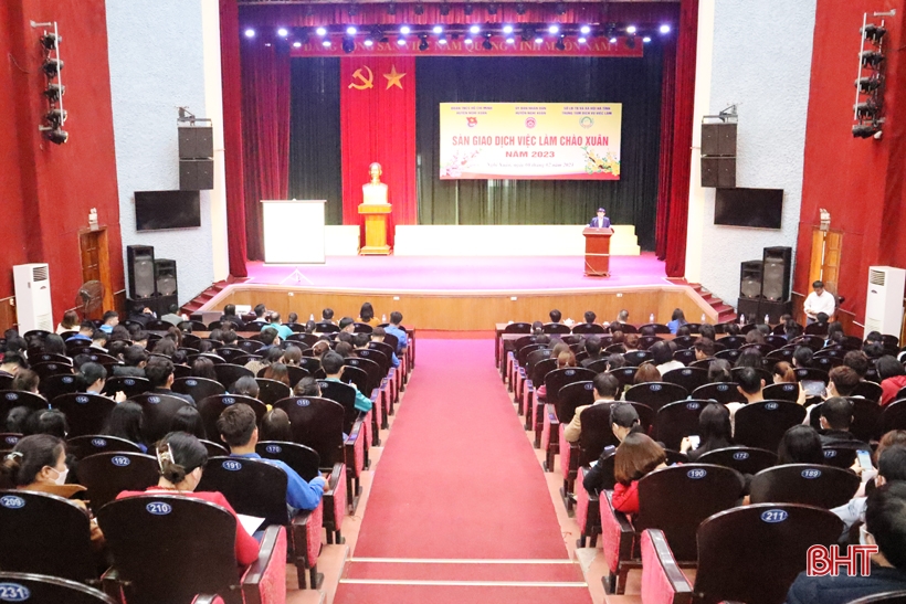 Phiên giao dịch việc làm lưu động được tổ chức tại huyện Nghi Xuân vào đầu năm 2023
