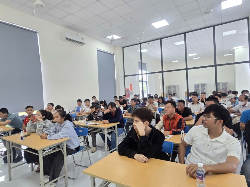 đÔNG ĐQẢO NGƯỜI LAO ĐỘNGT HAM GIA
