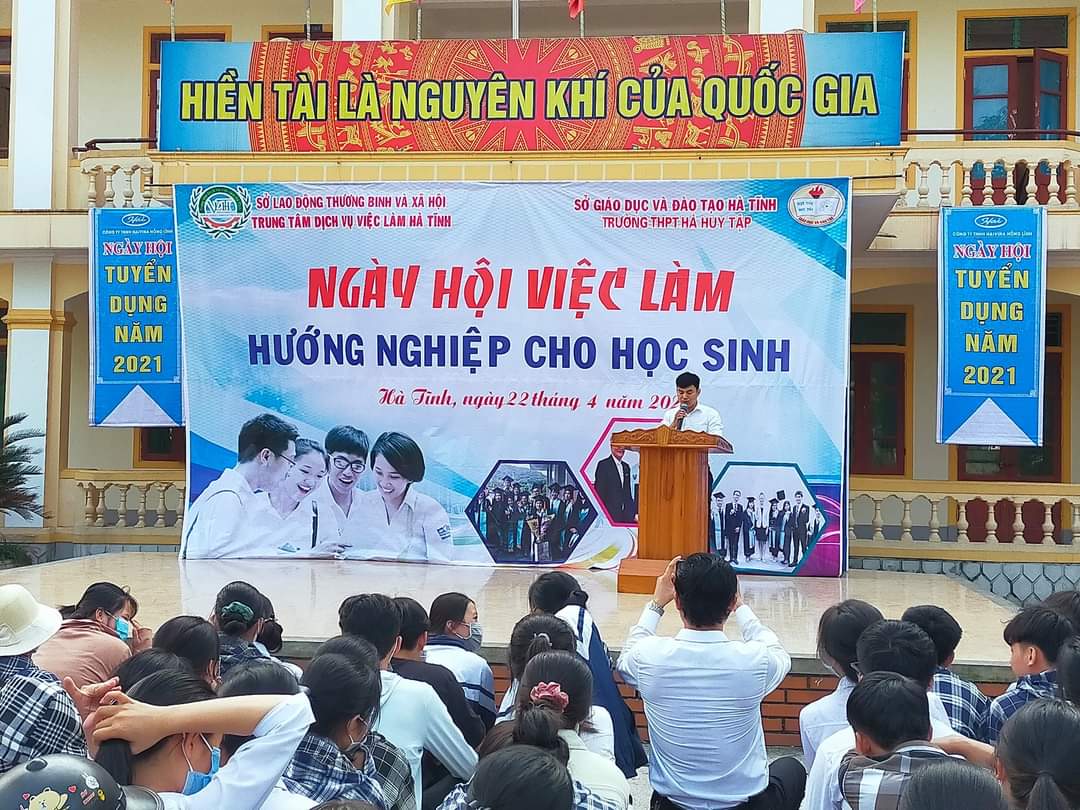 Tổ chức Hội thảo "Hướng nghiệp" cho học sinh Trường THPT Hà Huy Tập