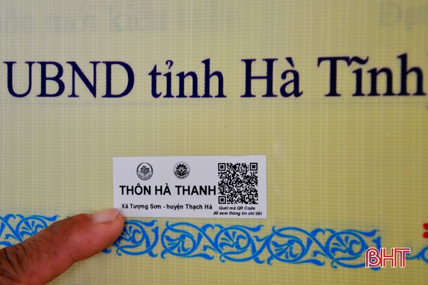 Quét mã QR khai thác tài liệu, tiện ích “không giấy tờ” ở Hà Tĩnh